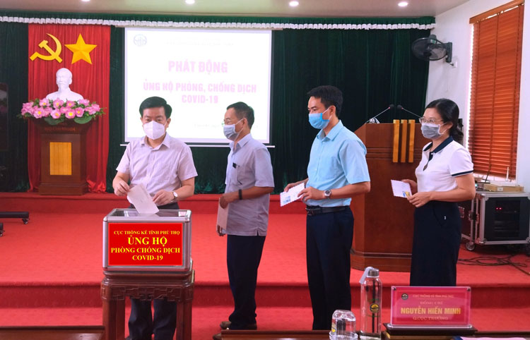 Cơ quan Cục Thống kê tỉnh Phú Thọ ủng hộ Quỹ phòng, chống dịch Covid-19